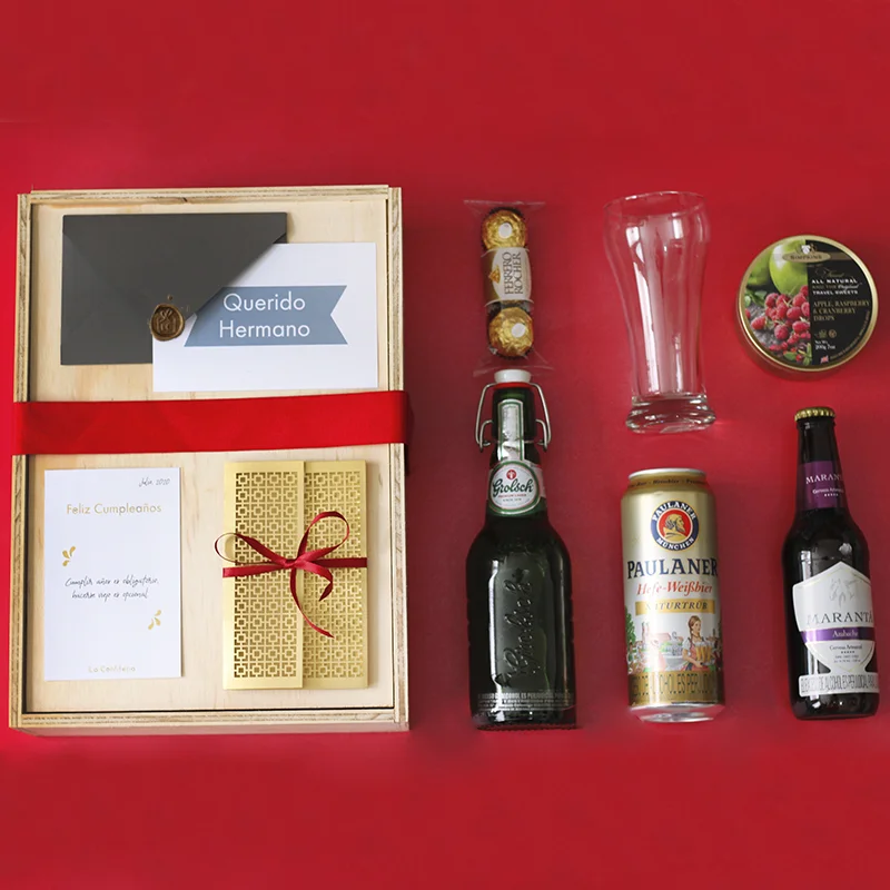 Caja grande con cerveza, dulces, chocolates, vaso de cerveza y tarjeta